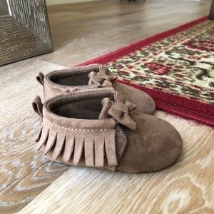 3-6 months 🌿 chocolate moccasins with bow detail